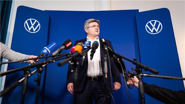 VW zu Tarifrunde: „Keine Zeit mehr verstreichen lassen“ Zähe Verhandlungen: VW-Verhandlungsführer Arne Meiswinkel vor dem Beginn der Beratung mit der IG Metall.