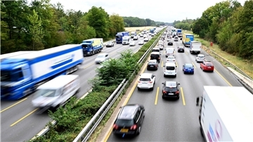 Zähfließender Verkehr auf der Autobahn A3 beim Leverkusener Kreuz.