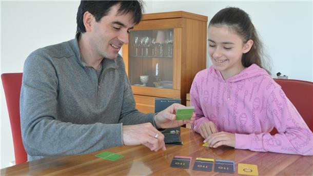 Ein Vater spielt mit seiner Tochter das Zahlenspiel "ito"