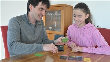 Ein Vater spielt mit seiner Tochter das Zahlenspiel "ito"