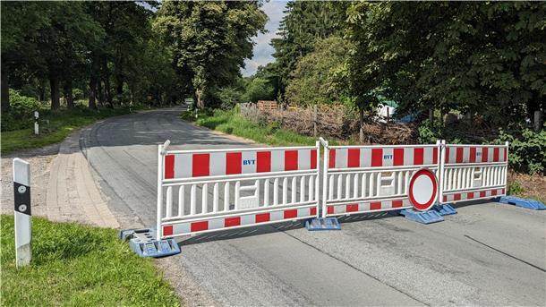 Straßensperrung in der Ortsmitte von Lehnstedt