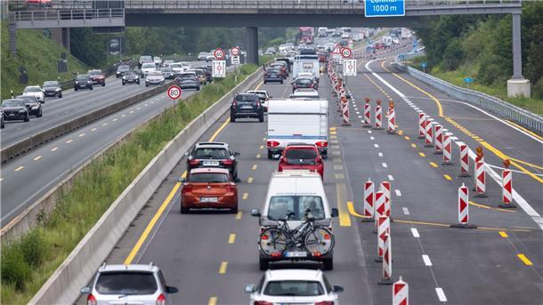 Bauindustrie-Chef: Sperrungen maroder Autobahnen denkbar Zahlreiche Autos fahren am Pfingstmontag auf der Autobahn A3 durch eine Baustelle.