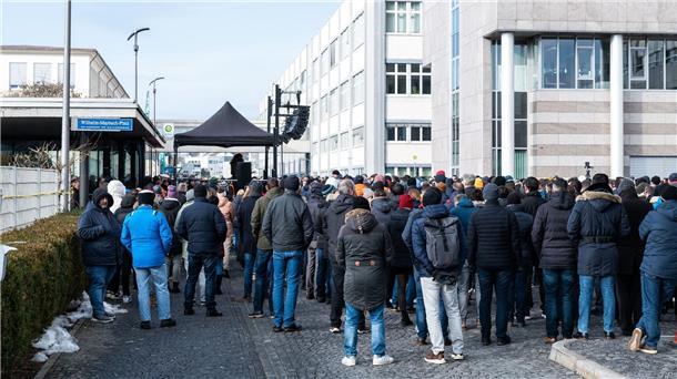 Zahlreiche Beschäftigte haben sich bei einer Betriebsversammlung der Rolls-Royce Power Systems AG in Friedshafen auf dem Werksgelände versammelt.