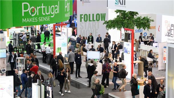 Zahlreiche Besucher laufen bei der Industriemesse Hannover Messe durch die Messehalle 2.