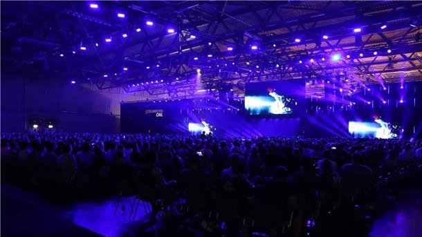Gamescom startet mit Live-Show Zahlreiche Besucher verfolgen die „Opening Night Live“ in den Kölner Messehallen.