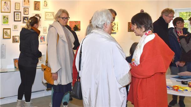 Zahlreiche Besucher waren gespannt darauf, in den vielfältigen Arbeiten von 28 Kunstschaffenden das Große im Kleinen zu entdecken.