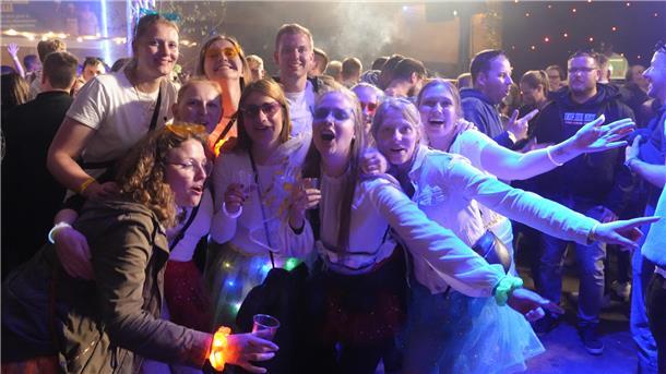 Zahlreiche Besucherinnen und Besucher feierten am Mittwoch bei bestem Wetter den Tanz in den Mai im gesamten Cuxland – vielerorts kamen mehr als 1.000 Menschen zusammen. Die Polizei sprach in ihrer Bilanz von einem größtenteils friedlichen Abend.