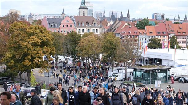 Zahlreiche Besucherinnen und Besucher sind zum Bürgerfest nach Erfurt gekommen.