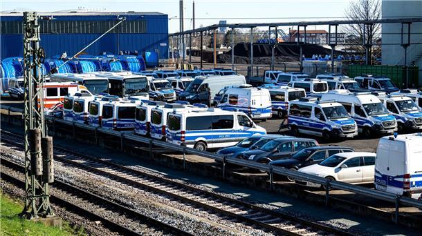 Castor-Transport soll nach Bayern rollen Zahlreiche Einsatzfahrzeuge stehen an der Bahnstrecke am Hafen.