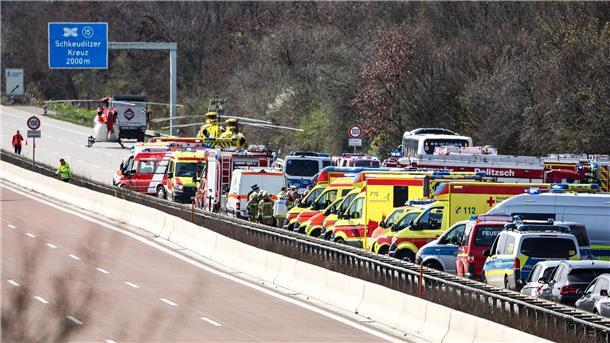 Busunfall auf A9: Polizei korrigiert Zahl der Toten auf vier Zahlreiche Einsatzfahrzeuge und Rettungshubschrauber an der Unfallstelle.