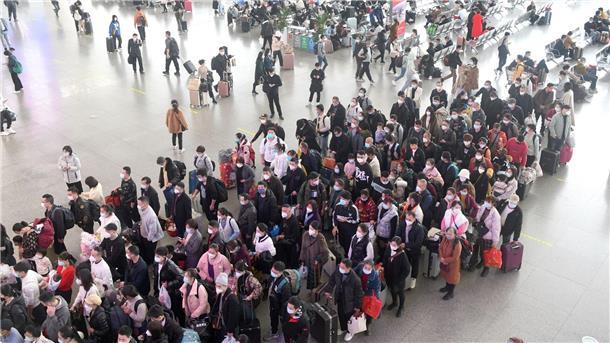 Erster Besucherstrom in China nach Ende von Null-Covid Zahlreiche Fahrgäste stehen in einem Bahnhof in der südchinesischen Provinz Guangdong Schlange.