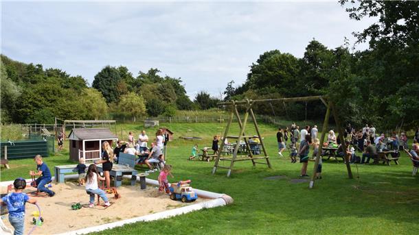 Kinder und Erwachsene erfreuen sich am diesjährigen Farmfest. 