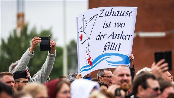 Zahlreiche Familien, Freunde und Kameraden begrüßte die Besatzung am Pier.
