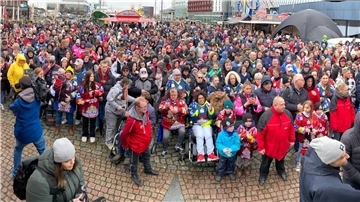 Zahlreiche Fans haben sich versammelt, um die Pinguins live zu unterstützen.
