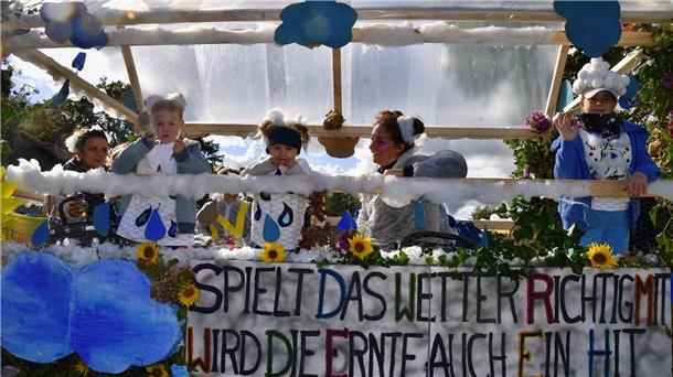 Zahlreiche geschmückte Wagen in Tarmstedt