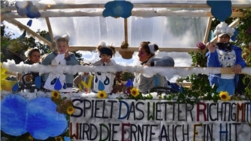 Zahlreiche geschmückte Wagen in Tarmstedt