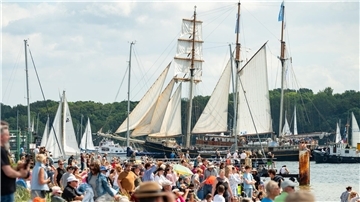 Zahlreiche große und kleine Segelschiffe fahren während der Windjammerparade auf der Kieler Förde.