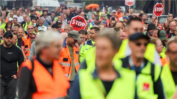 Warnstreiks in norddeutschen Häfen dauern an Zahlreiche Hafenarbeiterinnen und Hafenarbeiter demonstrieren in Hamburg für höhere Löhne.