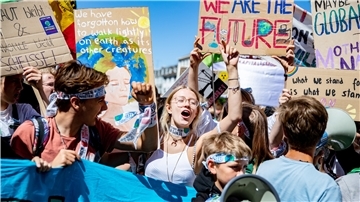 Zahlreiche junge Teilnehmer nehmen an der Klimademonstration Fridays for Future teil.