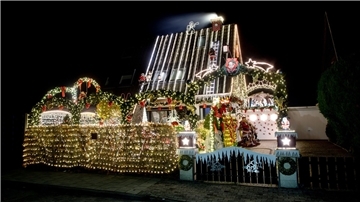 Zahlreiche Lichter erstrahlen am weihnachtlich geschmückten Haus der Familie Borchart. Vom 1. Advent bis zum Jahresende erstrahlt das Haus der Familie mit Weihnachtsdekoration und rund 60.000 Lichtern.