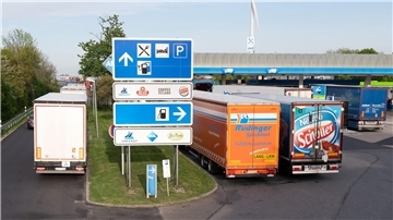 Zahlreiche Lkws parken an der Autobahnraststätte Dresdner Tor Süd an der Autobahn 4.