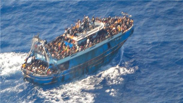 Zahlreiche Menschen befinden sich auf dem Fischerboot, das später kenterte und sank.