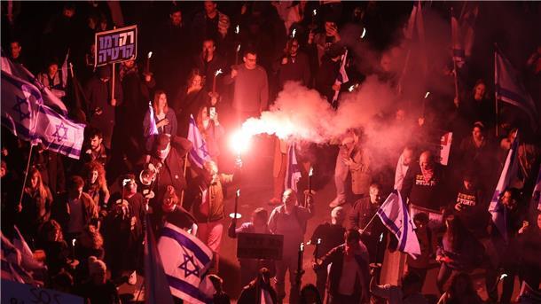 Zahlreiche Menschen demonstrieren in Tel Aviv gegen die geplante Justizreform.