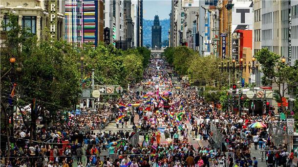Hunderttausende bei Pride-Paraden in den USA Zahlreiche Menschen feiern auf der Market Street bei der Pride Parade in San Francisco.