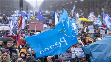 Zahlreiche Menschen mit Fahnen und Transparenten nehmen an der Demonstration teil. 