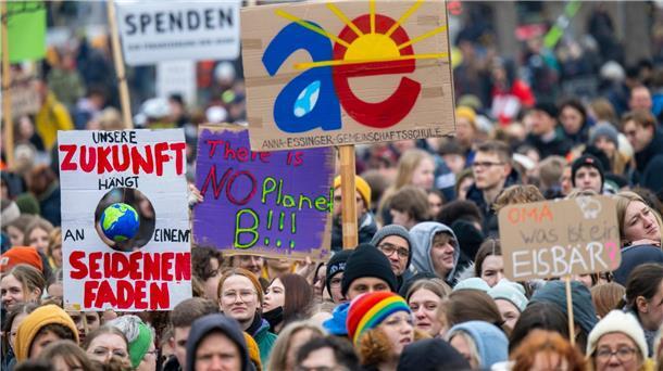 Fridays for Future: 220.000 Teilnehmer bei Klima-Protesten Zahlreiche Menschen mit Schildern und Transparenten nehmen an der Berliner Kundgebung von Fridays for Future teil.