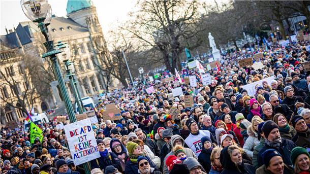 Ärztekammer unterstützt Kundgebungen gegen Rechtsextremismus Zahlreiche Menschen nehmen an einer Demonstration gegen Rechtsextremismus auf dem Opernplatz teil.