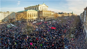 Zahlreiche Menschen nehmen an einer Demonstration gegen Rechtsextremismus in Hannover teil. Aber wie viele eigentlich genau?