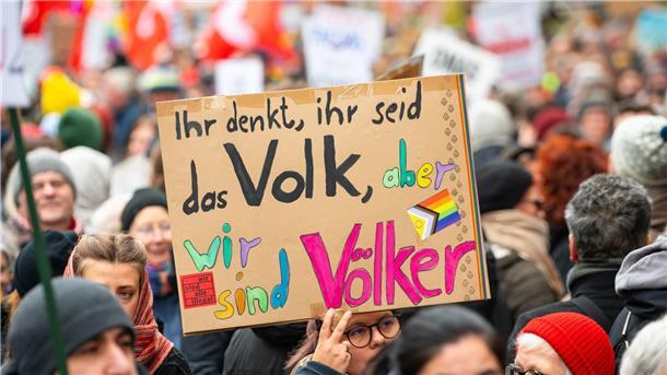 Protestwelle hält an: Hunderttausende bei Demos gegen rechts Zahlreiche Menschen nehmen an einer Demonstration gegen Rechtsextremismus in Lübeck teil.