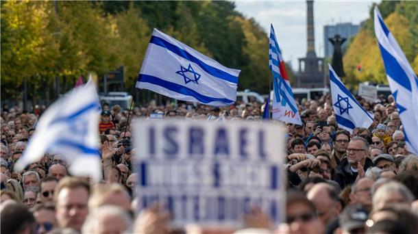 Tausende demonstrieren bei emotionaler Kundgebung für Israel Zahlreiche Menschen nehmen teil an der Kundgebung „Aufstehen gegen Terror, Hass und Antisemitismus – in Solidarität und Mitgefühl mit Israel“ vor dem Brandenburger Tor.