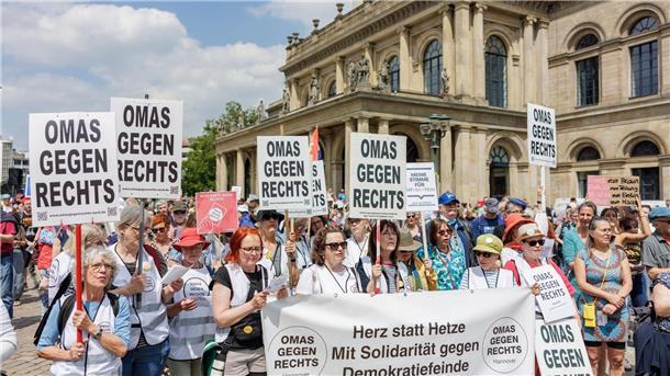 Mehr als 1000 Menschen bei Kundgebung für Demokratie Zahlreiche Menschen stehen während der Kundgebung „Europa steht auf dem Spiel.
