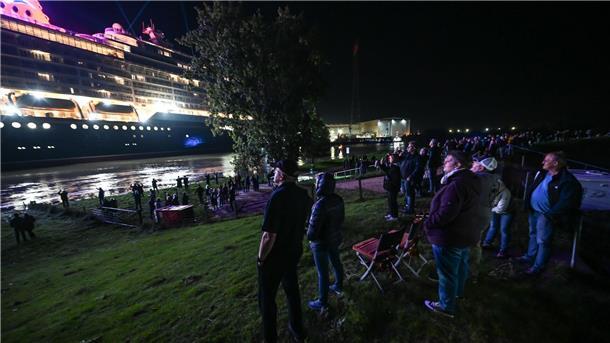 Zahlreiche Schaulustige beobachteten die Fahrt des bunt beleuchteten Schiffes.