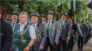 Zahlreiche Schützenvereine aus der Region nahmen am Sternmarsch teil. Das Foto zeigt Mitglieder des Ostendorfer Vereins. 