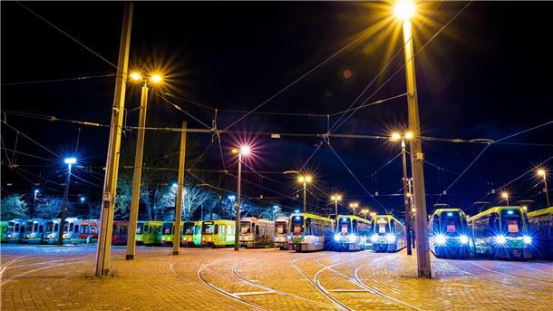 Zahlreiche Stadtbahnen der hannoverschen Verkehrsbetriebe Üstra stehen in der Nacht zum Montag auf dem Betriebshof Glocksee. Mit einem großangelegten bundesweiten Warnstreik haben die Gewerkschaften EVG und Verdi am Montag weite Teile des öffentlichen Verkehrs lahmgelegt.