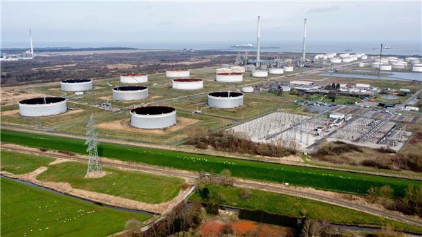 CO2-Drehscheibe Wilhelmshaven könnte 2029 in Betrieb gehen Zahlreiche Tankanlagen stehen auf dem Gelände einer Umschlaganlage von HES International am Jadebusen.