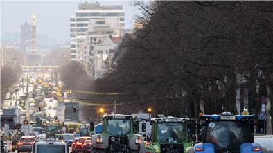 Zahlreiche Traktoren fahren am Morgen in Berlin über den Kaiserdamm in Richtung Siegessäule.