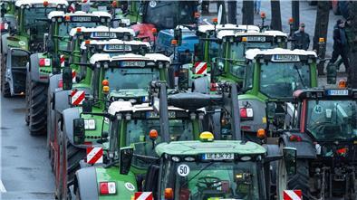 Zahlreiche Traktoren stehen am Montagmorgen auf der Straße des 17. Juni zwischen dem S-Bahnhof Tiergarten und Ernst-Reuter-Platz. Zu einer Großdemonstration der Bauernverbände und des Speditionsverbands BGL werden laut Polizei etwa 10 000 Teilnehmer und 5000 Fahrzeuge erwartet.