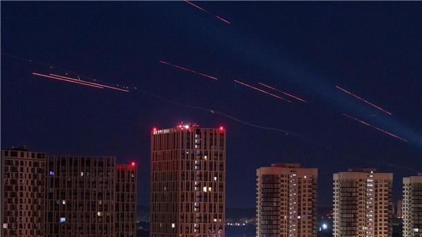Zahlreiche ukrainische Luftabwehrraketen fangen eine Drohne über der Hauptstadt Kiew ab.