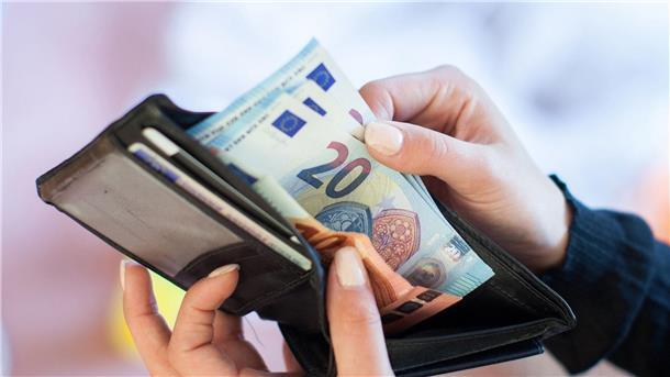 Was bleibt 2024 im Geldbeutel? Zahlreiche Wirtschaftsforschungsinstitute rechnen 2024 mit einer deutlichen Abschwächung der Inflation. (Illustration)