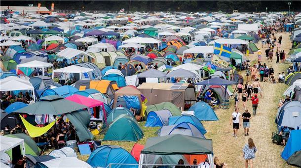 Staubig und heiß: „Hurricane“-Festival ist gestartet Zahlreiche Zelte und Pavillons stehen auf dem Zeltplatz des Hurricane Festivals.