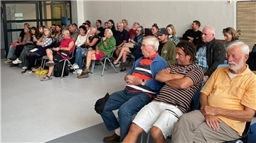 Zahlreiche Zuhörer im Ausschuss: Die Frage, ob die „Neue Aue“ bebaut werden soll, ist vielen Menschen wichtig. 