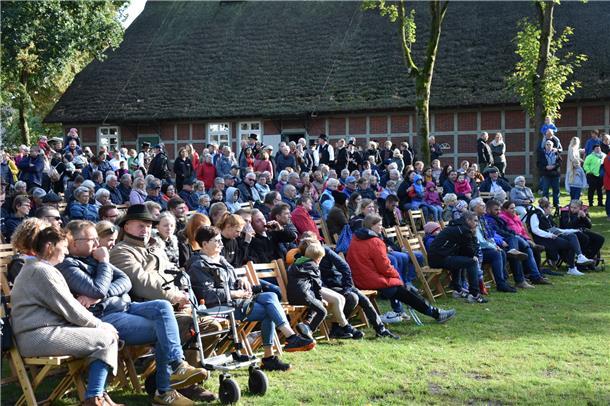 Zahlreiche Zuschauer verfolgen das Festprogramm beim Heimathaus. Während des Fes...