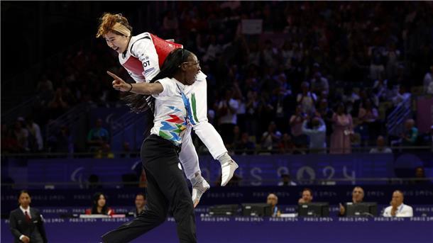 Zehn Athleten mit besonderen Lebensgeschichten Zakia Khudadadi gewann die erste Medaille für das paralympische Flüchtlingsteam.