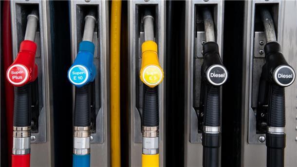 Zapfpistolen hängen an einer Tankstelle an der Zapfsäule.
