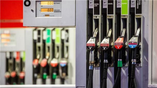 Spritpreise ziehen weiter an Zapfsäulen an einer Tankstelle: Die Spritpreise sind wieder nach oben gegangen.