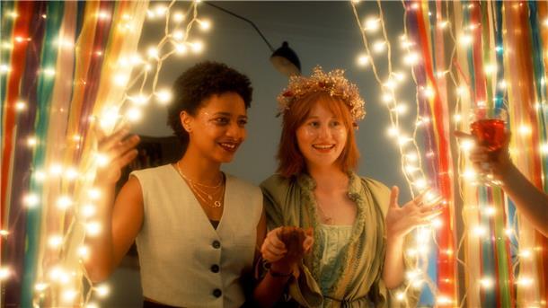 Ukrainische Filmleute geben Einblick in Gefühlslage Zara (Alina Sokhna, l) und Olja (Valeriia Berezovska) feiern mit ihren Mitbewohnern Oljas und Petjas Hochzeit in einer Szene des ZDF-Projekts „Himmel & Erde“.
